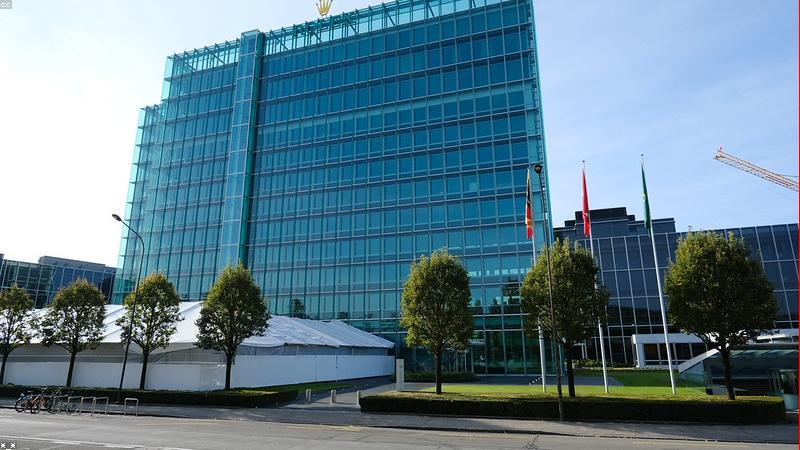 红果短剧app团队在讨论短剧内容排播与播放体验优化方案